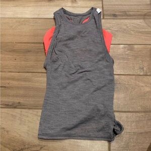Lululemon tank top with bra attached
Very good condition 
Size 4